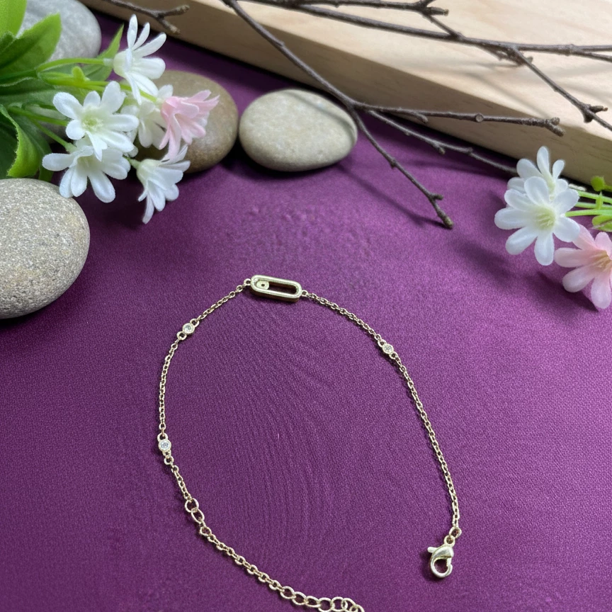 Oval detallı və parıldayan daşlı incə qızılı qolbaq